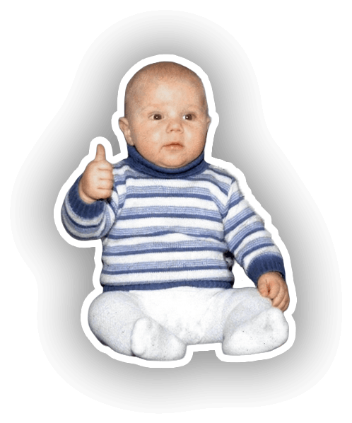 Ein Babyfoto von M1Molter, auf dem er in einem blau-weiß gestreiften Rollkragenpullover sitzt und den rechten Daumen nach oben zeigt. Das Bild ist freigestellt mit einem weißen Schein-Effekt