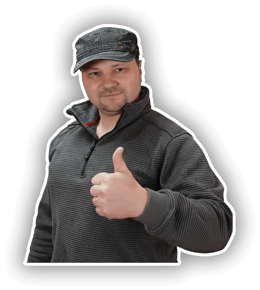 Mark Molter (M1Molter) in einem grauen, strukturierten Pullover mit Reißverschluss und einer dunklen Schirmmütze schaut freundlich in die Kamera und zeigt den rechten Daumen nach oben.