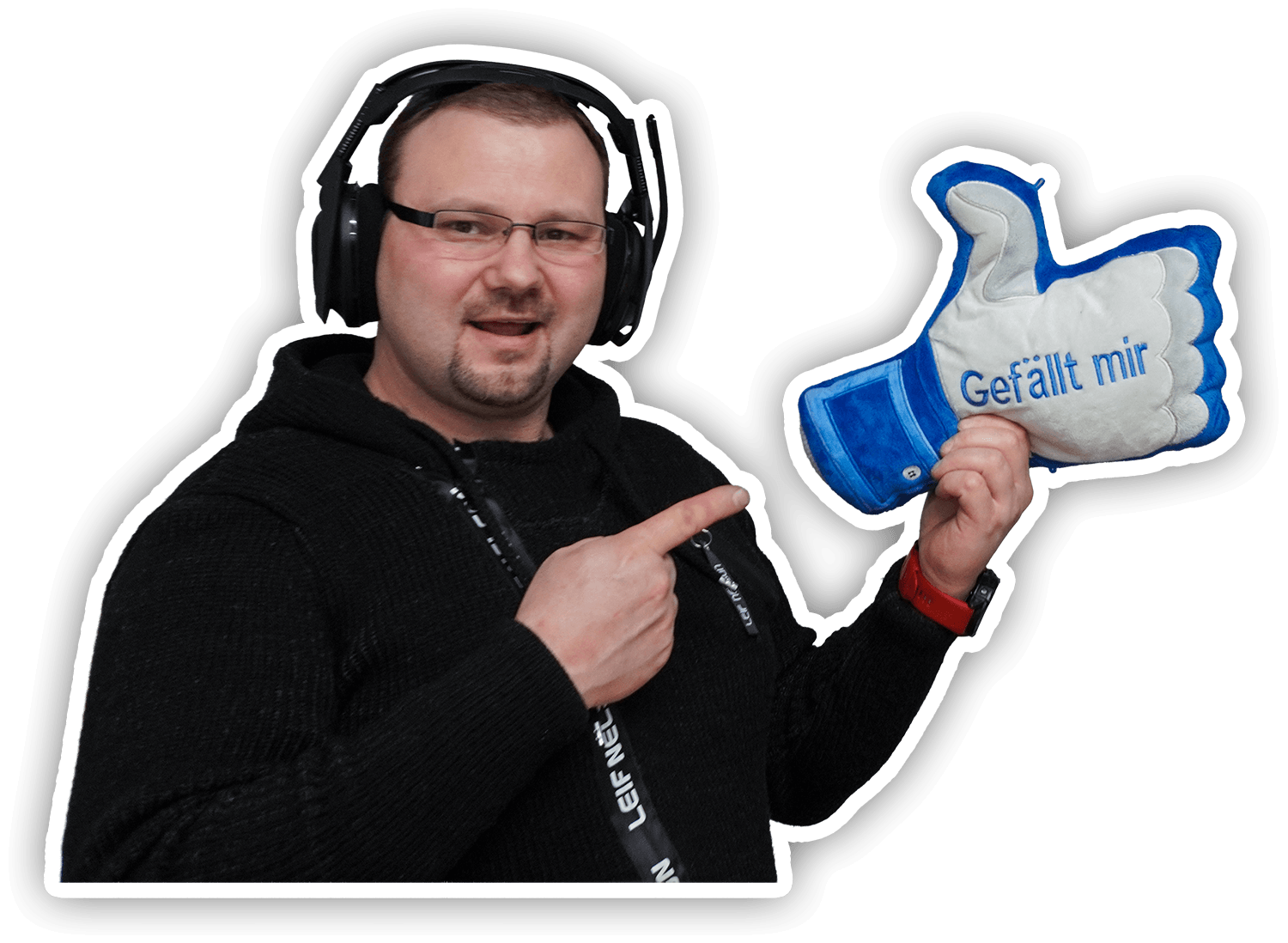 Mark zeigt lächelnd auf einen großen, blau-weißen Plüsch-Handschuh in Form eines „Daumen hoch“ mit der Aufschrift „Gefällt mir“