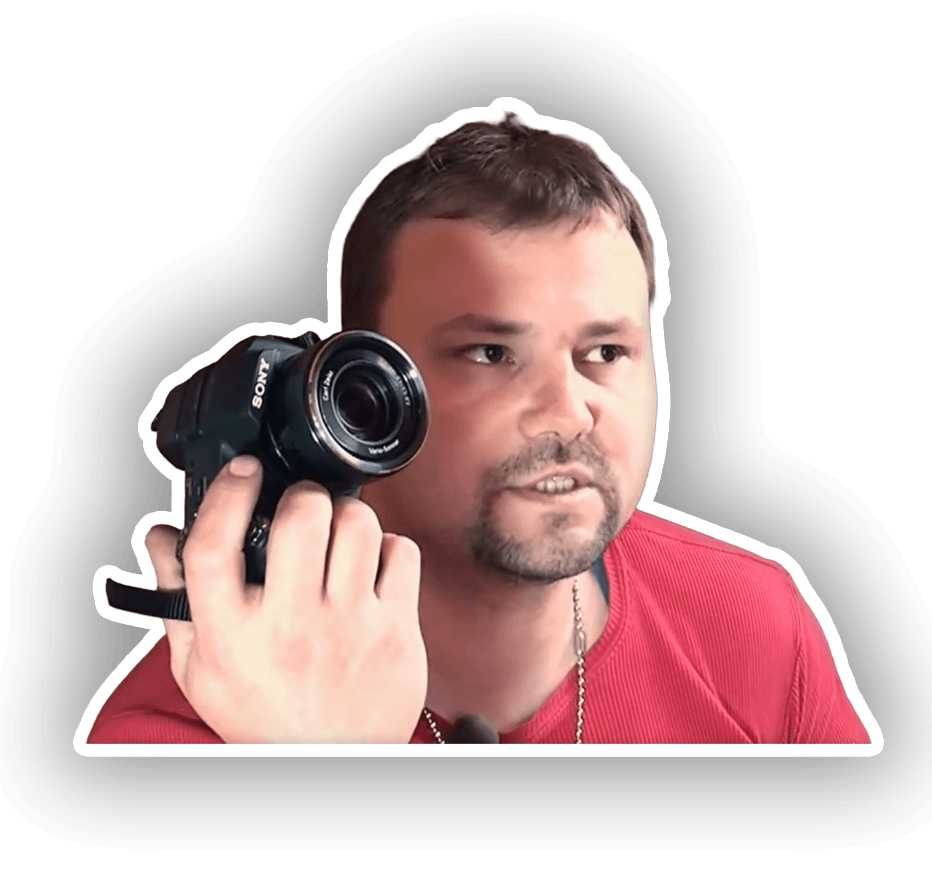 Porträt von Mark Molter (M1Molter) aus dem Jahr 2012, der eine schwarze Kamera präsentiert. Er trägt ein rotes, geripptes Oberteil; das Bild ist im Sticker-Stil mit weißer Kontur